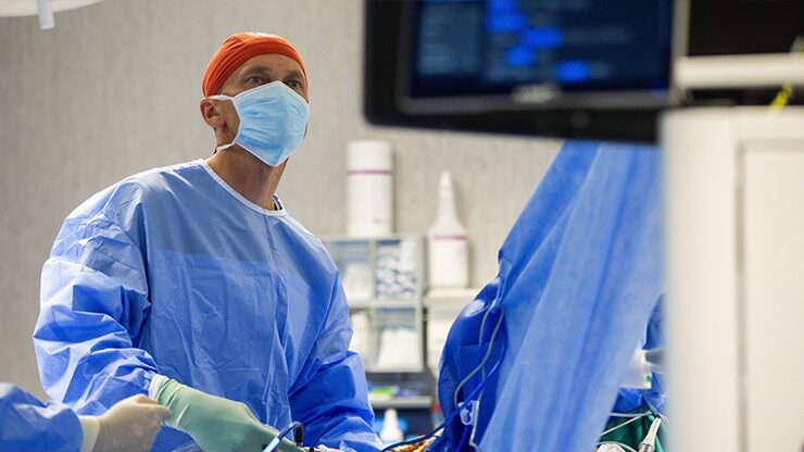 Professor Rimtautas Gudas performs surgery using the Arthrex Synergy Vision™ system Professor Rimtautas Gudas performs surgery using the Arthrex Synergy Vision™ system